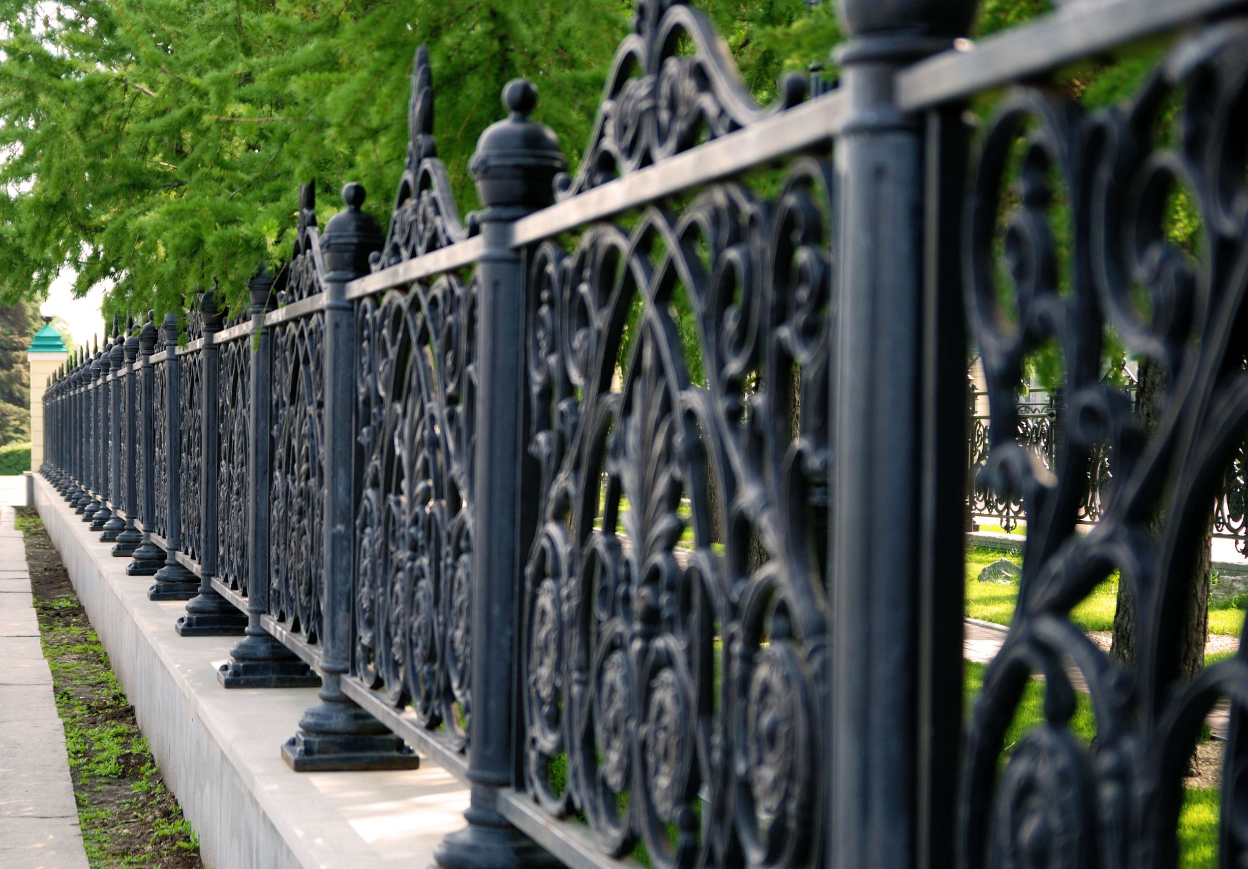 Outdoor Decorating: Aluminum Fences Vs. Normal Fences