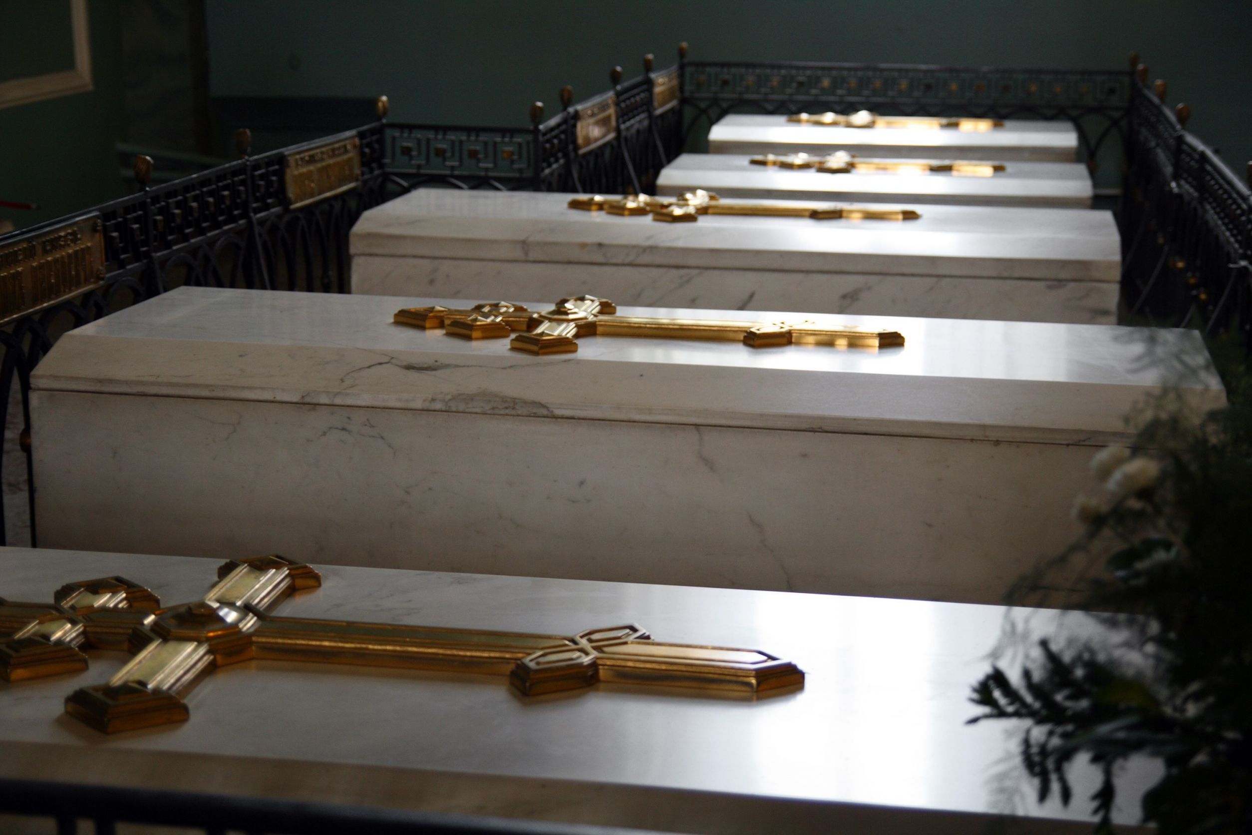 Crypt or Grave? A Short Guide to Choose the Right Burial Option