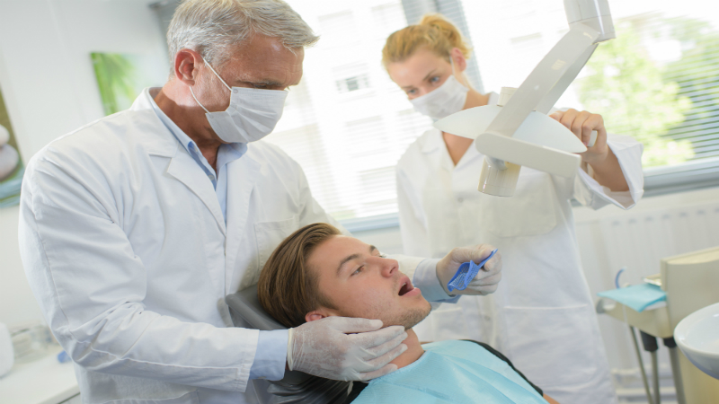 Signs That It May Be Time to Visit a Dentist Near Lincoln Square